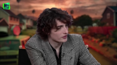 2022-05-27_-_Hits_Radio_-_Stranger_Thins_S04_Interview_mp40002.jpg