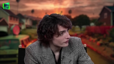 2022-05-27_-_Hits_Radio_-_Stranger_Thins_S04_Interview_mp40038.jpg