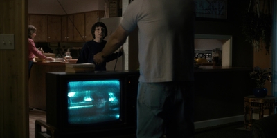 Stranger_Things_S01E01_mp40204.jpg