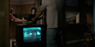 Stranger_Things_S01E01_mp40205.jpg