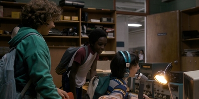 Stranger_Things_S01E01_mp41432.jpg