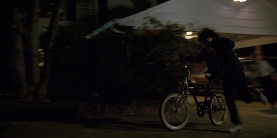 Stranger_Things_S02E01_mp40320.jpg