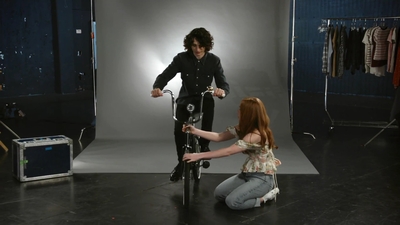 2020-03-13_-_Red_Nose_Day_USA_-_Look_BTS_of_The_Upside_Down_mp43966.jpg
