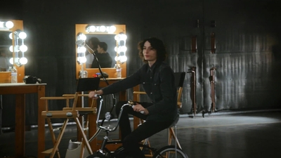 2020-03-13_-_Red_Nose_Day_USA_-_Look_BTS_of_The_Upside_Down_mp44007.jpg