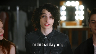 2020-03-13_-_Red_Nose_Day_USA_-_Look_BTS_of_The_Upside_Down_mp44029.jpg