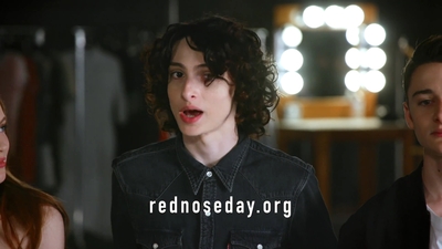 2020-03-13_-_Red_Nose_Day_USA_-_Look_BTS_of_The_Upside_Down_mp44030.jpg