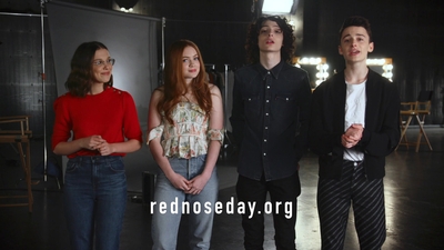 2020-03-13_-_Red_Nose_Day_USA_-_Look_BTS_of_The_Upside_Down_mp44031.jpg