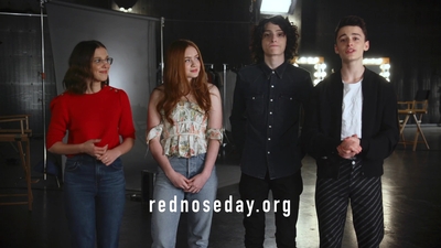 2020-03-13_-_Red_Nose_Day_USA_-_Look_BTS_of_The_Upside_Down_mp44032.jpg