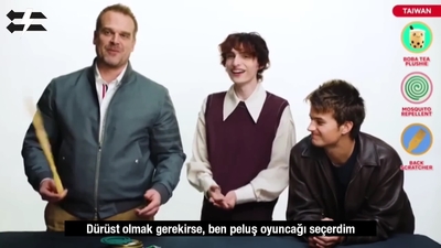 2022-06-14_-_Stranger_Translator_-_Stranger_Things_S04_Interview_mp46590.jpg
