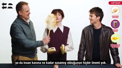 2022-06-14_-_Stranger_Translator_-_Stranger_Things_S04_Interview_mp46630.jpg