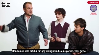 2022-06-14_-_Stranger_Translator_-_Stranger_Things_S04_Interview_mp46766.jpg